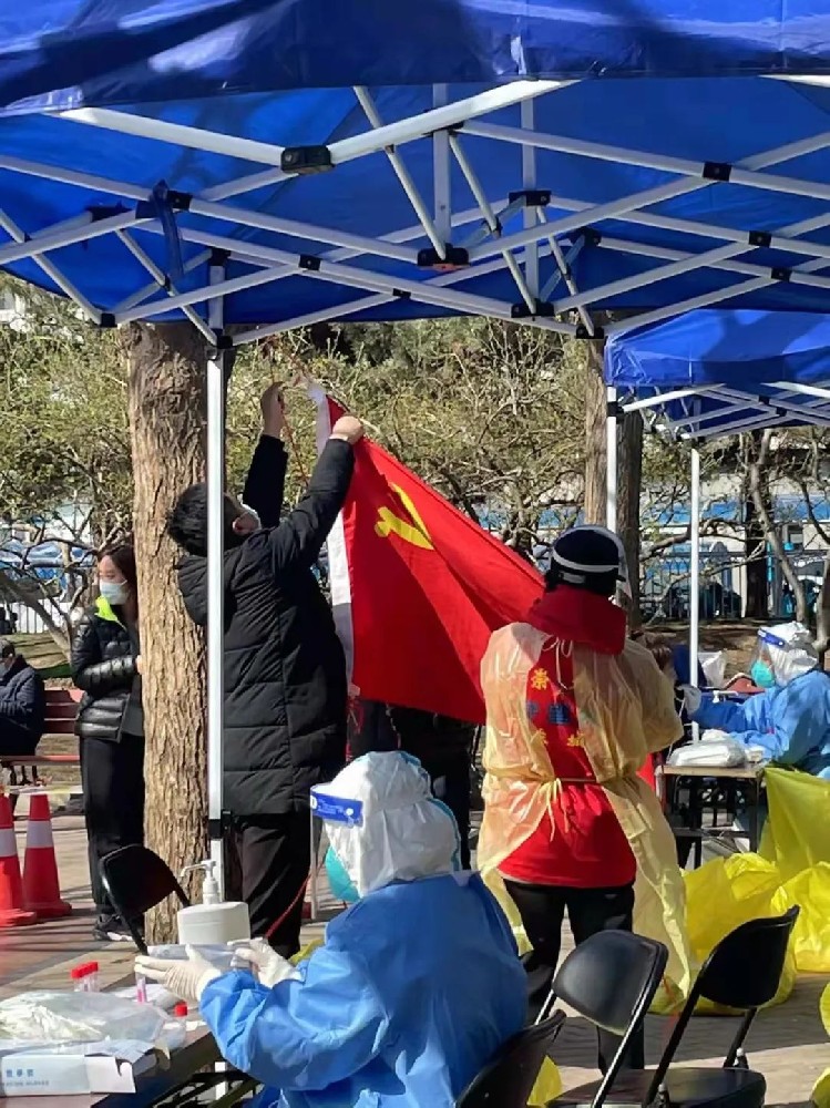 致敬社区工作者“您们辛苦了！” ——大龙集团党委为核酸检测工作人员送温暖